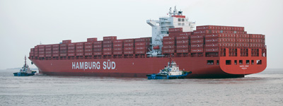 Zwei Schlepper an der Seite der „Santa Cruz“ im Hafen von Shanghai. Das Foto entstand nach der Schiffstaufe im Juli 2011.